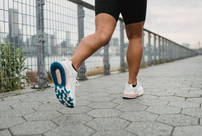 Esteira ou ar livre? Estudos revelam qual tipo de corrida exige mais do corpo; confira