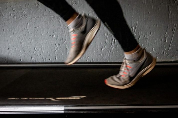 Correndo na esteira, exercício, atividade física – Pexels/Magda Ehlers
