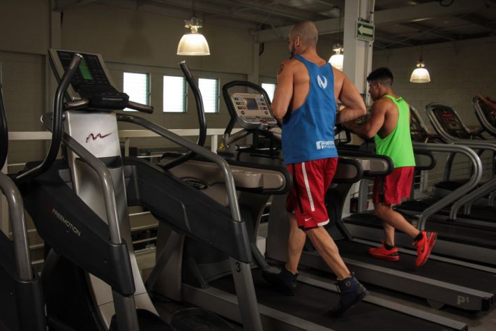 Correndo na esteira, atividade física, exercício – Pexels/Instituto Alpha Fitness