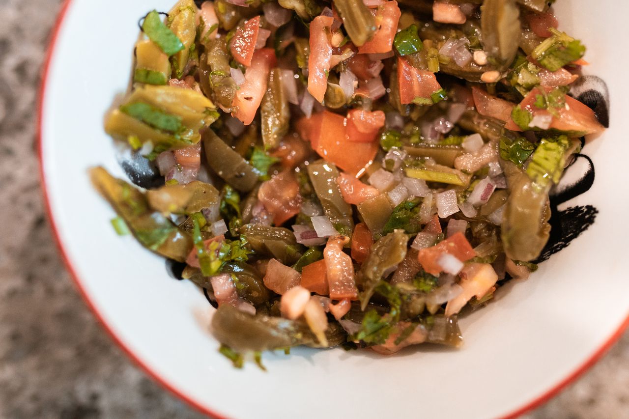 Na culinária, os nopales têm enorme versatilidade e podem ser usados no preparo de saladas, tacos, omeletes, ensopados, sopas, molhos, sucos e até smoothies. Também podem ser grelhados, cozidos, assados ou consumidos crus após a retirada dos espinhos.