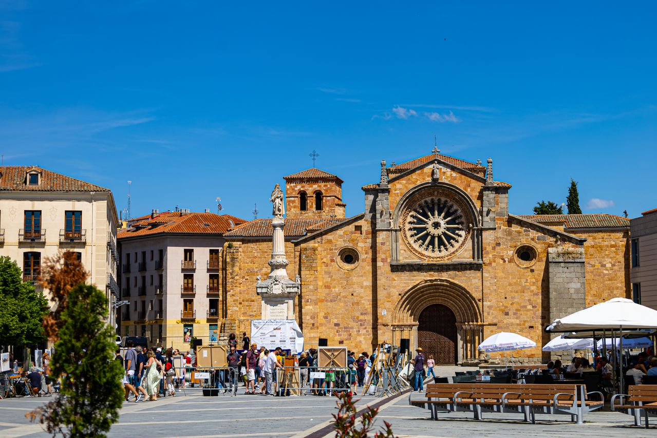 O excelente estado de conservação de seu centro histórico garantiu a Ávila o reconhecimento como Patrimônio Mundial da UNESCO. A combinação de monumentos históricos, ruas preservadas e gastronomia típica faz da cidade um dos melhores destinos espanhóis para quem deseja conhecer a atmosfera da Idade Média sem precisar percorrer grandes distâncias.