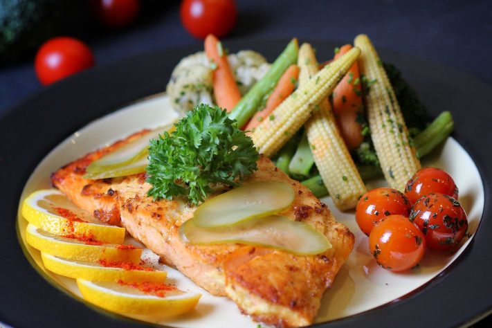 Peixe com legumes – Pexels/Shameel mukkath