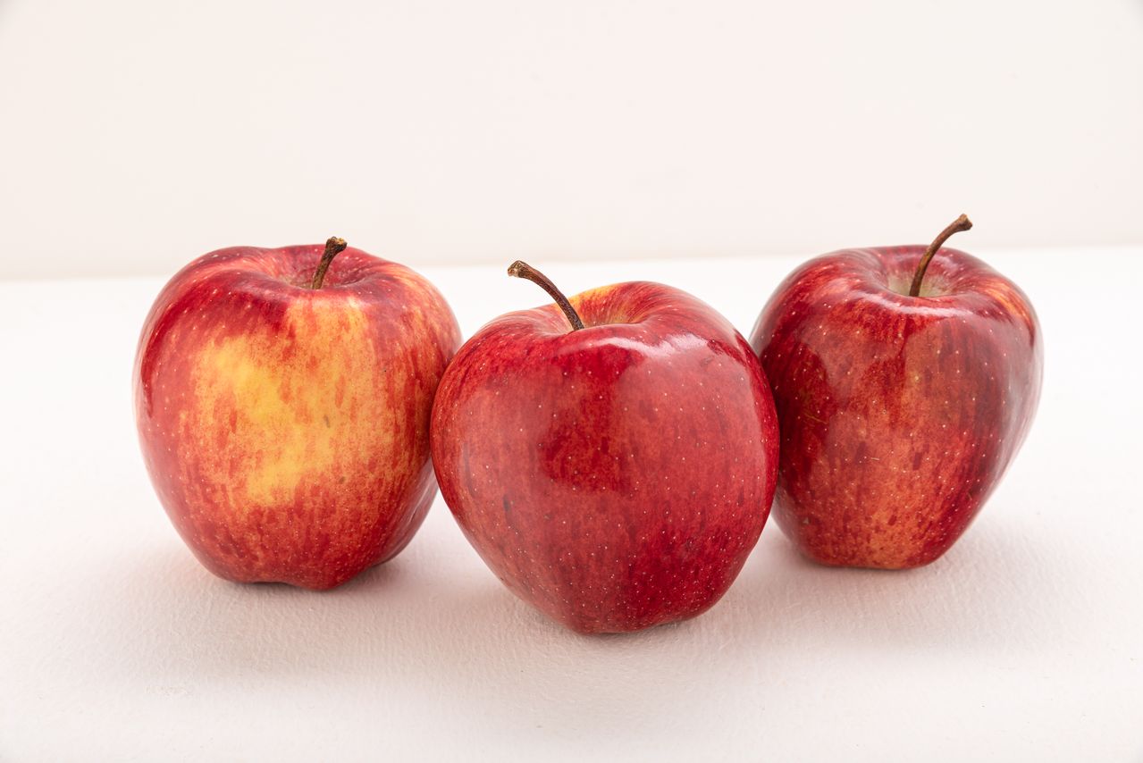 Maçã: A combinação de fibras, vitamina C e substâncias antioxidantes auxilia a digestão e ajuda a diminuir o estresse oxidativo, fator associado ao envelhecimento e ao desgaste celular. Sua pectina (fibra solúvel) regula os níveis de glicose e colesterol no sangue, o que evita lesões nos vasos renais a longo prazo.