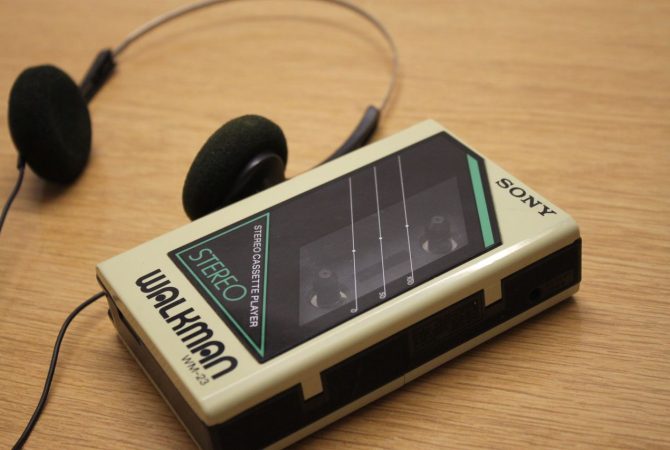Popular nos anos 1980, Walkman volta a ganhar força em plena ‘era do streaming’; entenda