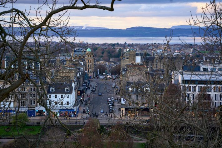 Edimburgo, Escócia – Pexels/Valentine Kulikov