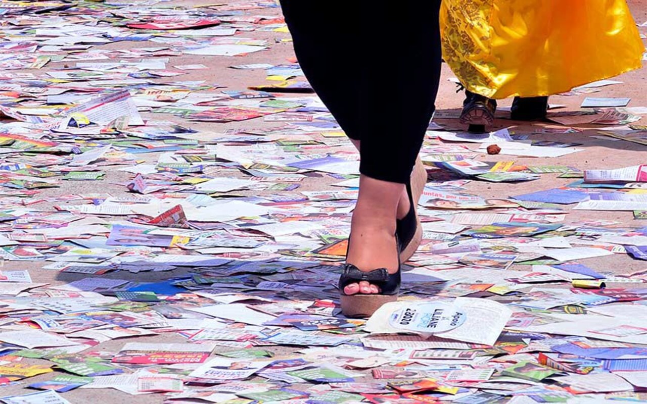 Nas ruas, a propaganda eleitoral possui regras específicas. Candidatos podem utilizar bandeiras, adesivos, folhetos e outros materiais de divulgação, desde que respeitem as normas sobre tamanho, localização e responsabilidade pelo conteúdo. A realização de comícios e eventos de campanha também é permitida, com necessidade de comunicação prévia à Justiça Eleitoral. Já o uso de carros de som, minitrios e trios elétricos segue limites de horário, distância e finalidade, sendo permitido principalmen