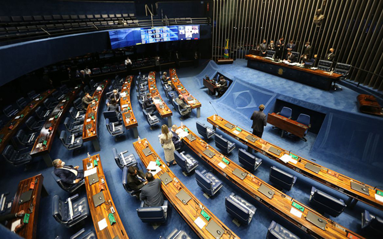 O Senado Federal representa os estados e o Distrito Federal no Congresso Nacional. Cada unidade da Federação elege três senadores, independentemente do número de habitantes, garantindo equilíbrio entre as diferentes regiões do país. Os mandatos têm duração de oito anos, e a renovação ocorre alternadamente. Ou seja, em uma eleição são escolhidos um terço dos senadores e, na seguinte, dois terços das cadeiras. A escolha é feita pelo sistema majoritário, no qual são eleitos os candidatos mais votad