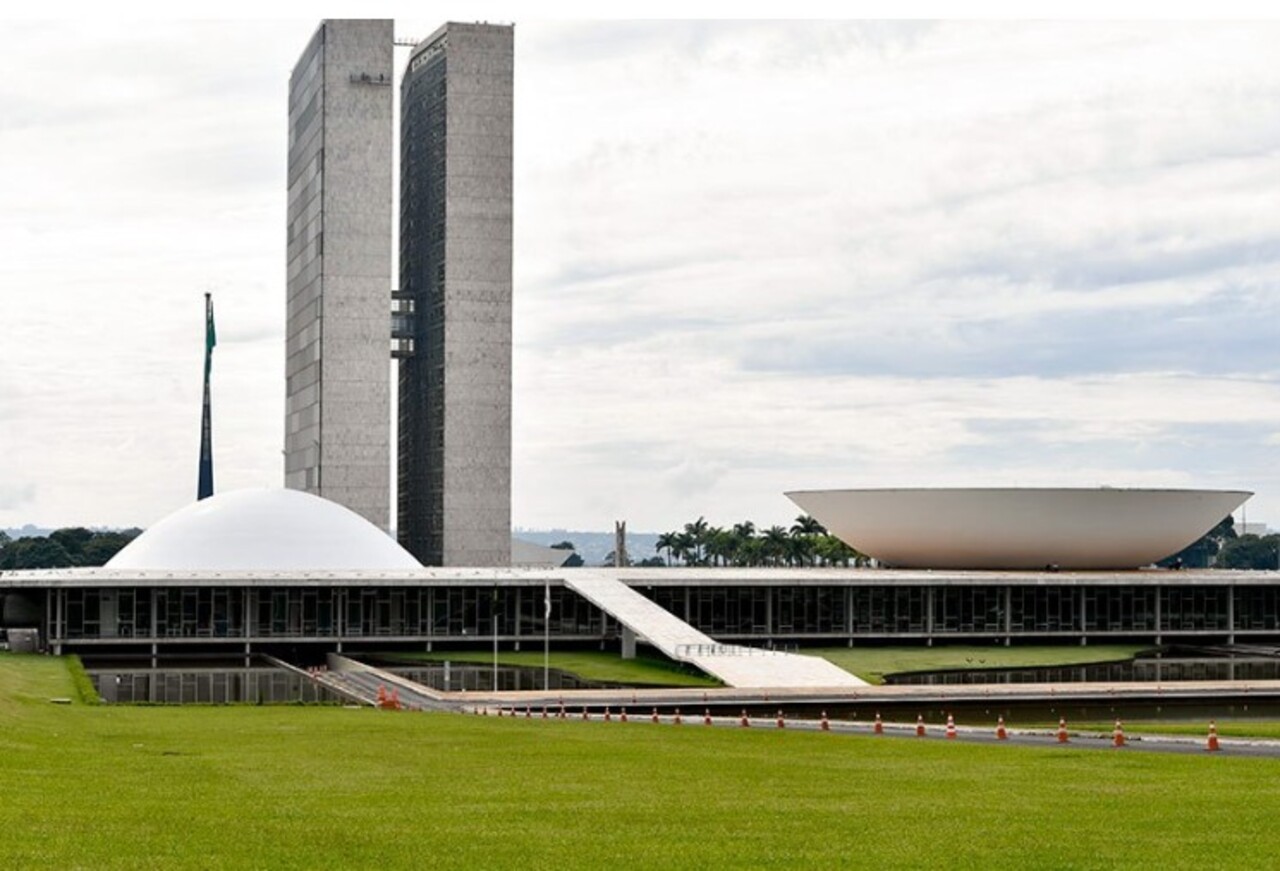 No dia 4 de outubro de 2026, os brasileiros voltarão às urnas para escolher presidente da República, governadores, deputados federais, deputados estaduais e senadores. Diferentemente da Câmara dos Deputados, que renova todas as suas cadeiras a cada eleição, o Senado Federal é renovado parcialmente. O pleito definirá quais representantes ocuparão 54 das 81 vagas da Casa, responsável por revisar projetos de lei e desempenhar funções exclusivas previstas na Constituição.
 -  (crédito: Geraldo Magela/Agência Senado)