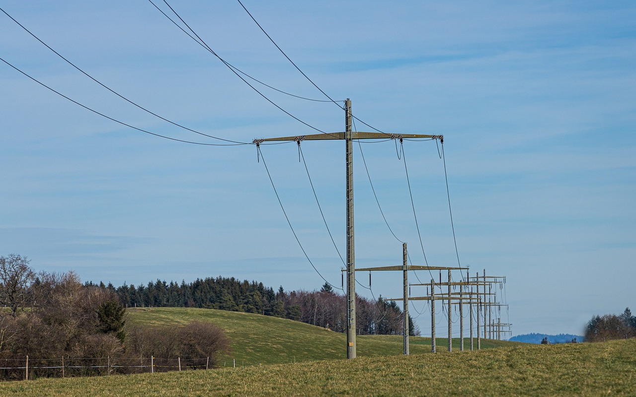 Com a evolução das tecnologias de comunicação, o conceito de telefonia fixa permaneceu, mas a infraestrutura utilizada para prestar o serviço passou por mudanças. Atualmente, muitas operadoras oferecem linhas fixas por meio de fibra óptica e da tecnologia de Voz sobre Protocolo de Internet (VoIP), que transmite as chamadas pela internet em vez da antiga rede de cobre. 
