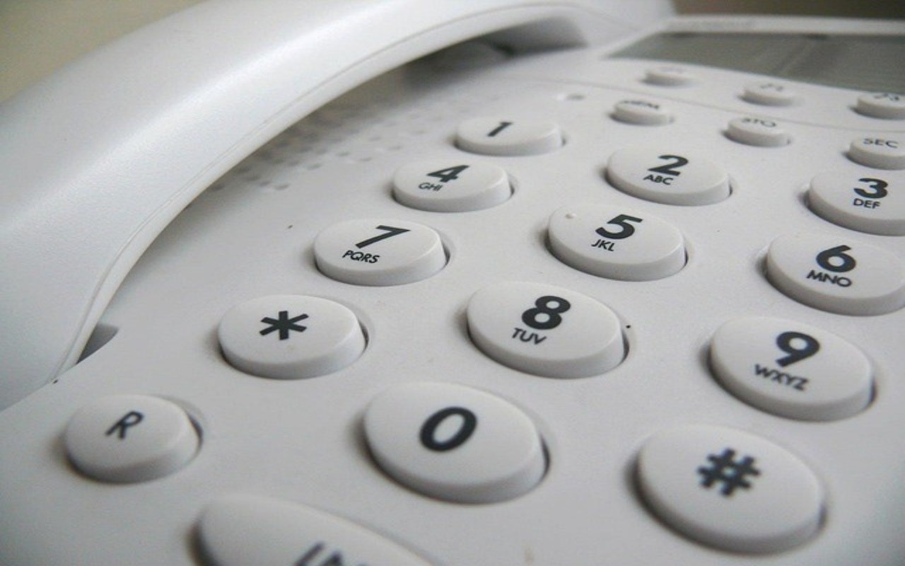 A Finlândia encerrou oficialmente, em 30 de junho de 2026, a operação de sua última grande rede nacional de telefonia fixa baseada em cabos de cobre, marcando o fim de uma tecnologia que esteve em funcionamento no país por cerca de 150 anos. A chamada simbólica realizada pela operadora Elisa marcou o desligamento da infraestrutura, que perdeu espaço ao longo das últimas décadas para a telefonia móvel e para os serviços de comunicação por fibra óptica e internet.

 -  (crédito: Foto de Domínio Público na Pixabay)