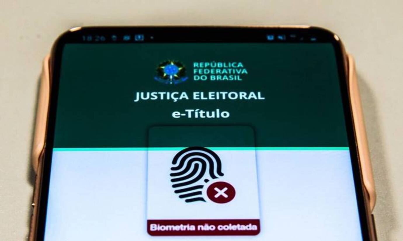 Quem não solicitar o voto em trânsito e estiver fora de seu domicílio eleitoral no dia do pleito deverá justificar a ausência. Isso pode ser feito pelo aplicativo e-Título ou nos pontos de atendimento disponibilizados pela Justiça Eleitoral durante a votação. Caso a justificativa não seja apresentada no dia da eleição, o procedimento também poderá ser realizado posteriormente, em até 60 dias a contar da data da votação de cada turno, pelos canais disponibilizados pela Justiça Eleitoral.


