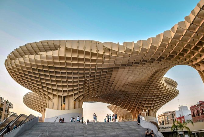 Metropol Parasol: maior estrutura de madeira do mundo mudou a paisagem e a economia de Sevilha, na Espanha