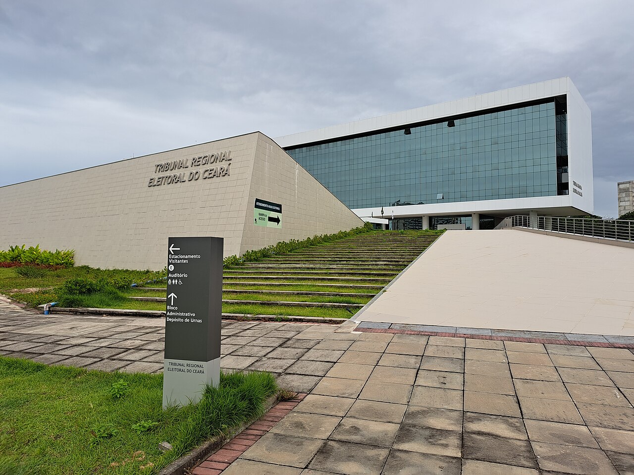 Já quem estiver em um estado diferente daquele onde está inscrito poderá votar apenas para presidente da República. Além disso, o voto em trânsito está disponível somente em capitais e em municípios com mais de 100 mil eleitores, nos locais definidos pelos Tribunais Regionais Eleitorais (TREs). 
