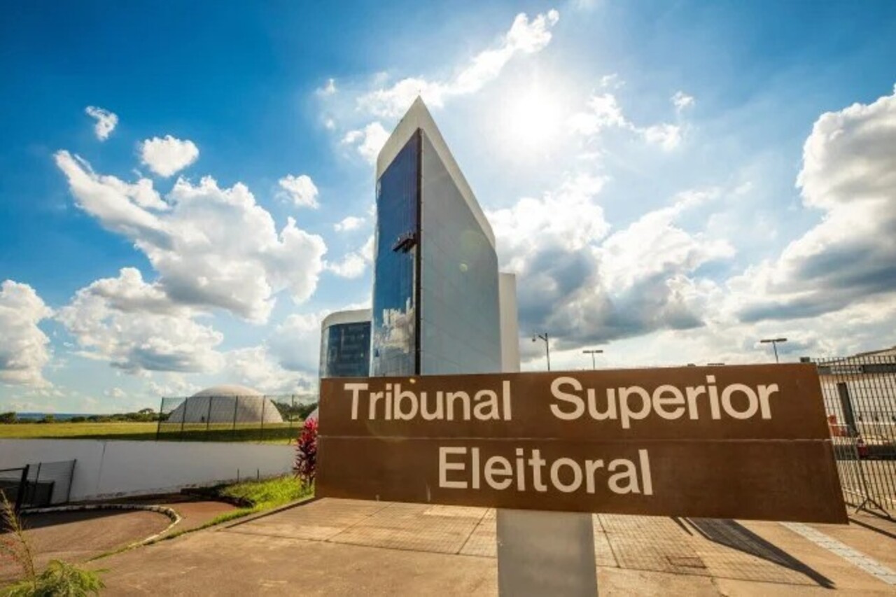O domicílio eleitoral não corresponde necessariamente ao endereço de residência do eleitor. Segundo o Tribunal Superior Eleitoral (TSE), trata-se do município com o qual a pessoa mantém vínculo familiar, profissional, patrimonial, comunitário ou afetivo e onde está inscrita para votar. É nesse município que o eleitor recebe um número de zona e seção eleitoral e onde, em regra, deve comparecer às urnas no dia da eleição. A escolha ou alteração desse domicílio deve obedecer aos prazos estabelecido