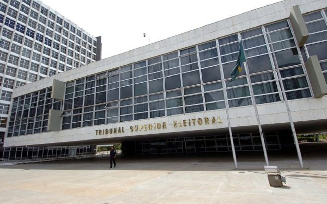Para calcular essa distribuição, a Justiça Eleitoral utiliza mecanismos como o quociente eleitoral e o quociente partidário. O quociente eleitoral é obtido pela divisão do total de votos válidos pelo número de cadeiras em disputa. Depois, verifica-se quantas vezes cada partido ou federação atingiu esse número para definir a quantidade inicial de vagas. As cadeiras são preenchidas pelos candidatos mais votados de cada legenda que atendam aos requisitos previstos na legislação eleitoral.
