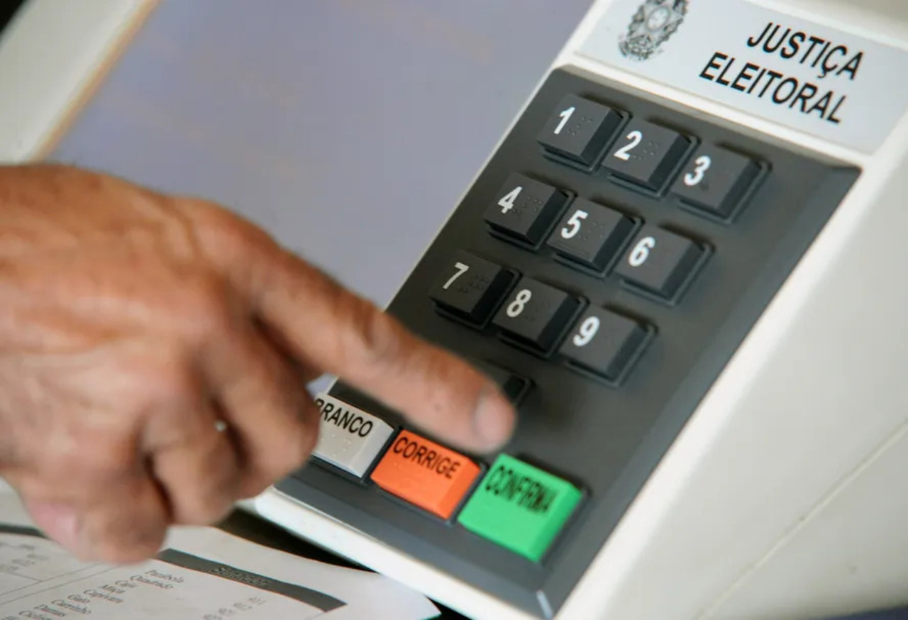 O voto em branco é aquele em que o eleitor escolhe, de forma intencional, a opção 