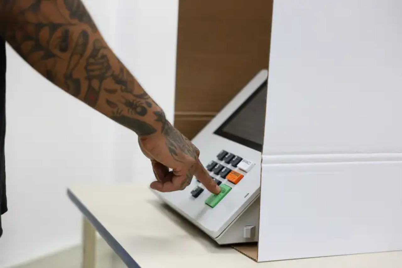 O comparecimento às urnas continua sendo obrigatório para a maioria dos brasileiros entre 18 e 70 anos, enquanto o voto é facultativo para analfabetos, jovens de 16 e 17 anos e pessoas com mais de 70 anos. Conhecer essas regras contribui para que o eleitor participe do processo eleitoral com mais informação e segurança.

