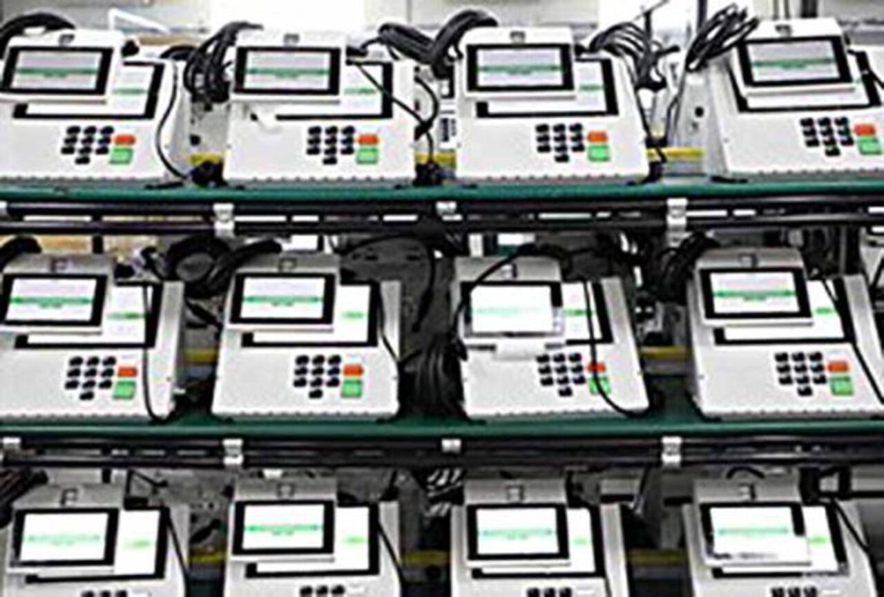 A segurança do sistema também é reforçada por diferentes mecanismos de fiscalização e auditoria. O Tribunal Superior Eleitoral disponibiliza os códigos-fonte das urnas para inspeção de instituições fiscalizadoras, realiza testes públicos de segurança com especialistas e promove auditorias antes, durante e depois das eleições