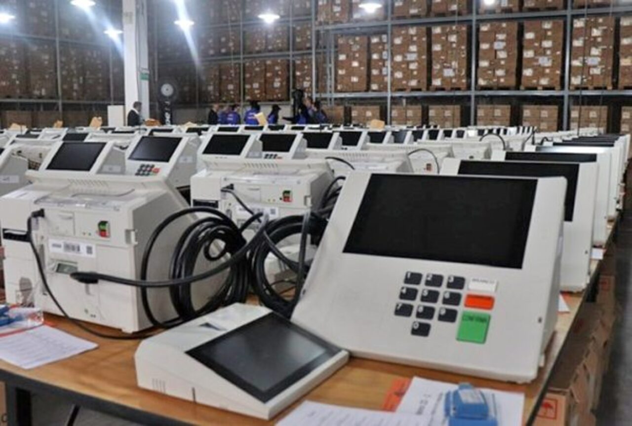 As urnas eletrônicas funcionam sem conexão com a internet durante a preparação, a votação e a apuração. Antes da eleição, cada equipamento recebe os programas e os dados necessários para aquele pleito. Após o encerramento da votação, a urna imprime o Boletim de Urna, documento que informa a quantidade de votos obtida por cada partido e candidato naquela seção eleitoral. Esse boletim pode ser conferido por eleitores, fiscais de partidos, candidatos e pelo Ministério Público.
