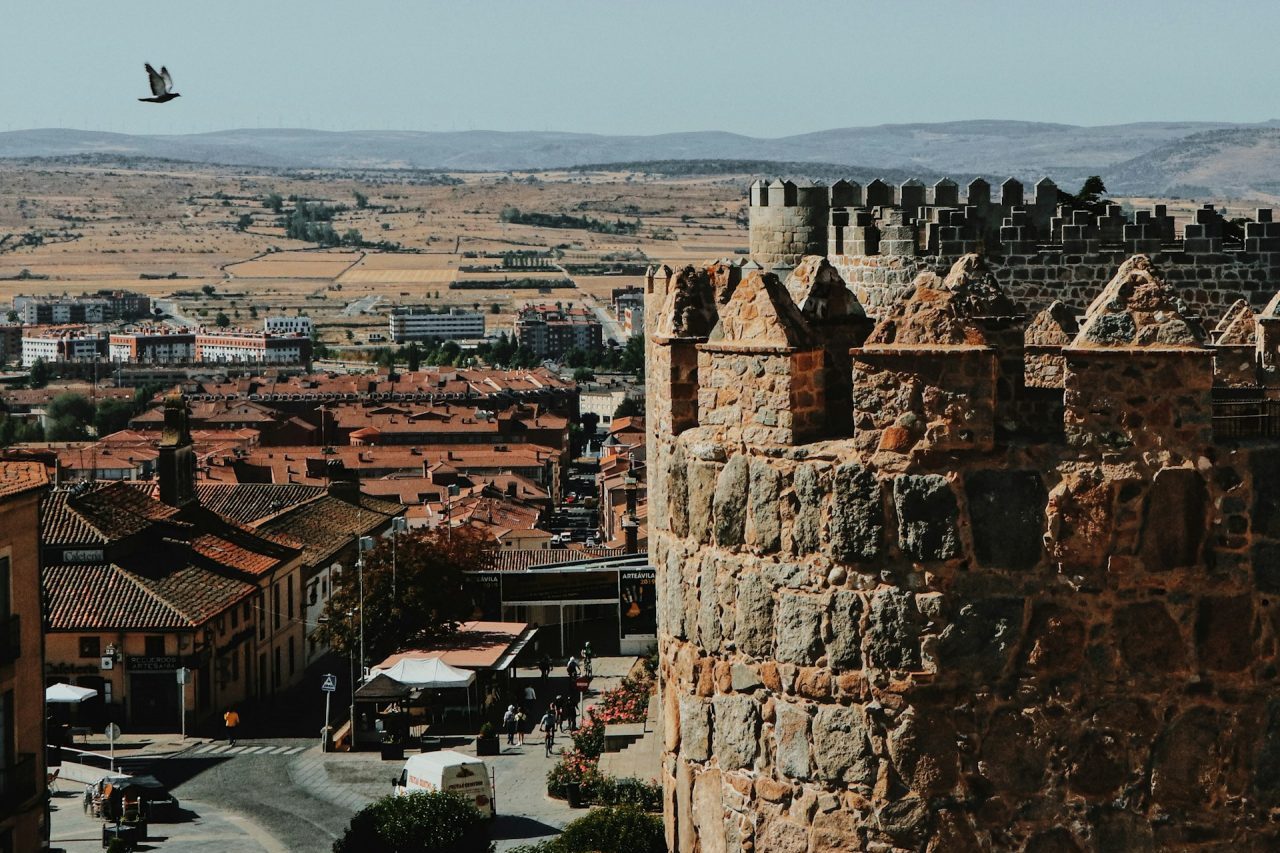Grande parte dos atrativos se concentra no centro histórico, o que permite explorar a cidade a pé e apreciar, em um único percurso, igrejas, praças, palácios e construções ligadas à vida de Santa Teresa de Jesus, uma das figuras religiosas mais importantes da história espanhola. -  (crédito: Wei Huang/Unsplash)