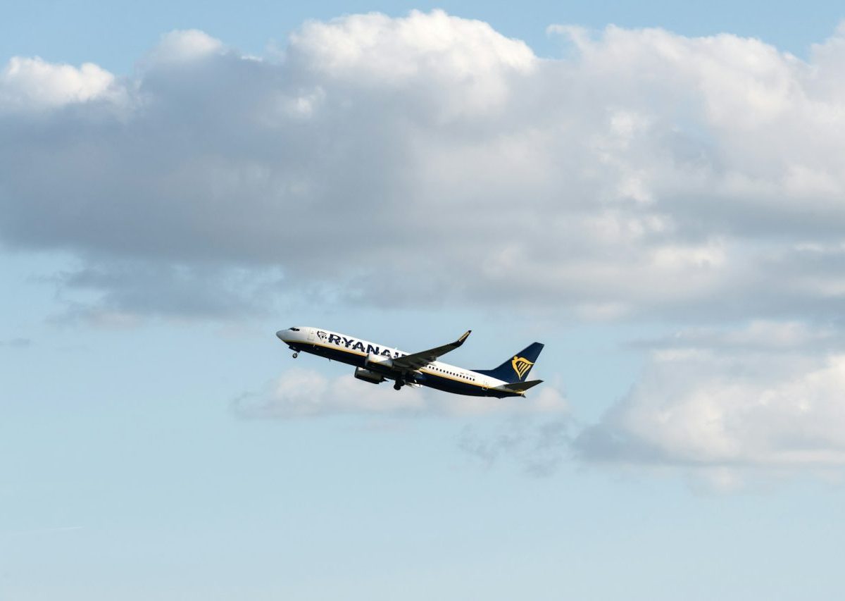Um momento de pânico tomou conta de um voo da Ryanair na Grécia quando um passageiro foi parcialmente sugado para fora do avião após uma janela se romper. O incidente ocorreu no dia 10 de julho, poucos minutos depois da decolagem, quando a aeronave seguia de Tessalônica para Memmingen, na Alemanha.  -  (crédito: Wolfgang Weiser/Unsplash)