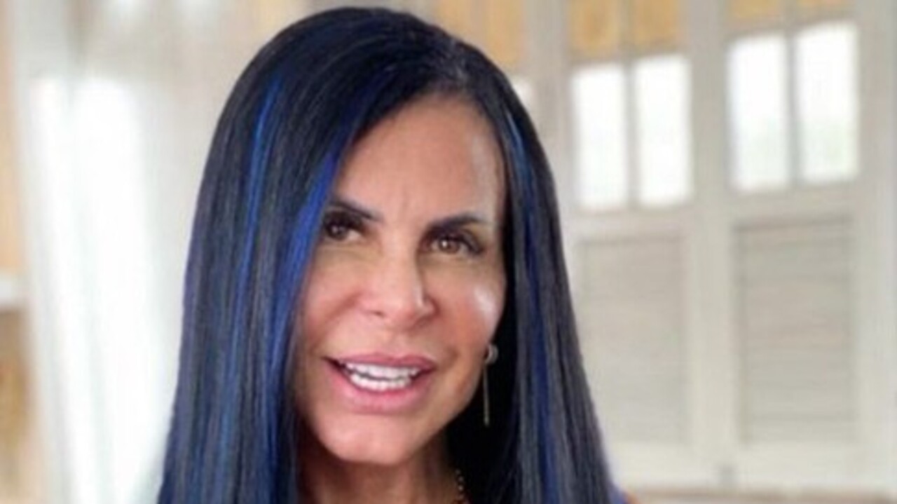 Gretchen, nome artístico de Maria Odete Brito de Miranda de Souza, nasceu no Rio de Janeiro em 29 de maio de 1959. Ela iniciou a carreira ainda na adolescência como cantora na orquestra do maestro Augustinho Zaccaro. Pouco depois, fez parte do grupo As Melindrosas ao lado das irmãs Sula e Yara e da prima Paula. 
