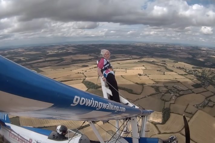 Após sofrer derrame, britânica de 97 anos se torna a mais velha do mundo a realizar acrobacias em cima de um avião – Reprodução/YouTube BBC