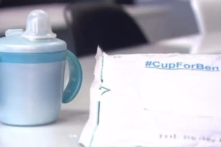 Campanha leva empresa a retomar produção de copo descontinuado há 20 anos para garantir saúde de adolescente autista – Divulgação/ITV News
