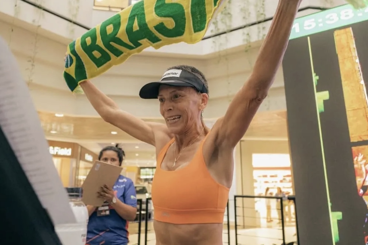 Catarinense Débora Simas quebrou o recorde mundial de corrida em esteira — Divulgação/Karmah Digital/Beiramar Shopping