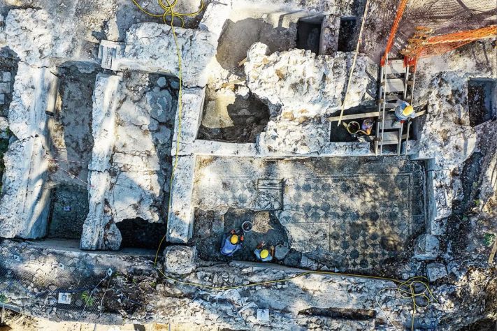 Escavações em Roma revelaram um edifício próximo ao Coliseu, datado do século 2 d.C., com mosaicos e afresco — Fabio Caricchia/Ministério da Cultura da Itália