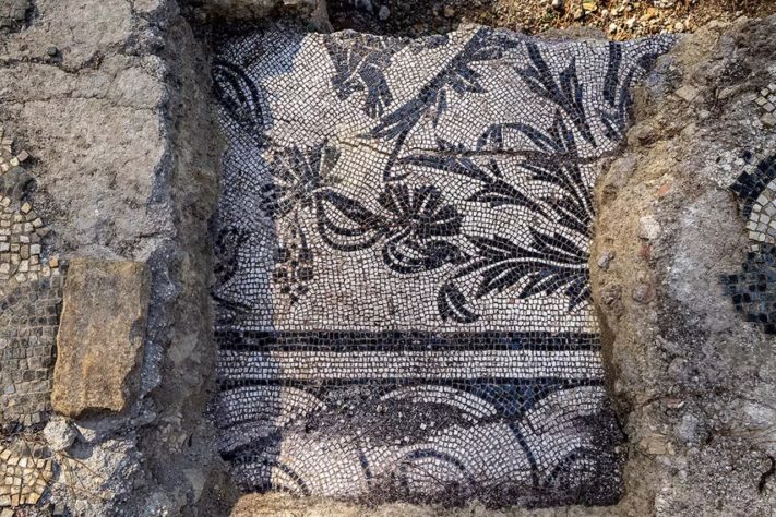 Escavações em Roma revelaram um edifício próximo ao Coliseu, datado do século 2 d.C., com mosaicos e afresco — Fabio Caricchia/Ministério da Cultura da Itália