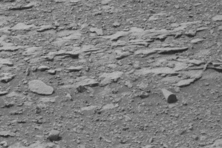 Formação rochosa de aparência metálica esculpida por ventos em Marte – NASA