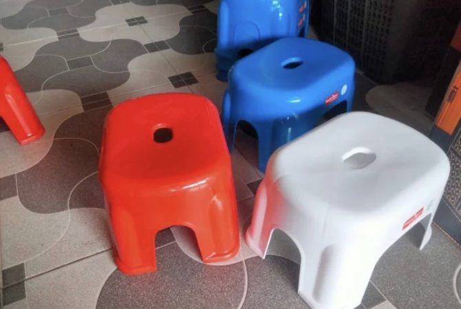 Os furos no centro dos banquinhos de plástico têm funções que vão além da aparência; saiba