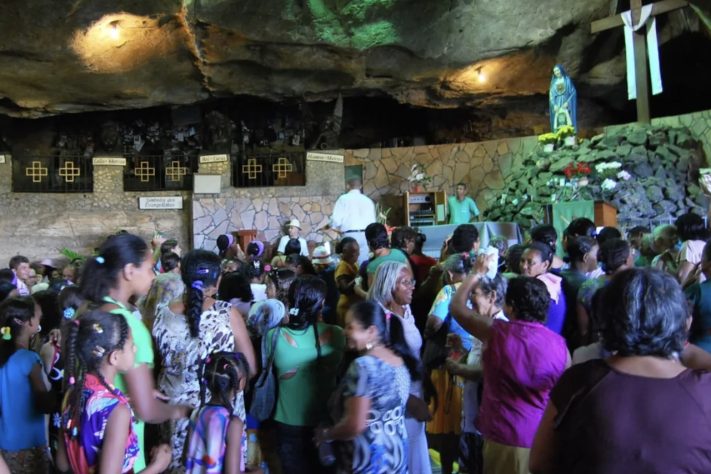 Romaria de Bom Jesus da Lapa, Caverna que virou santuário atrai milhares de fiéis há mais de 300 anos na Bahia – Turismo Bahia/Wikimedia Commons