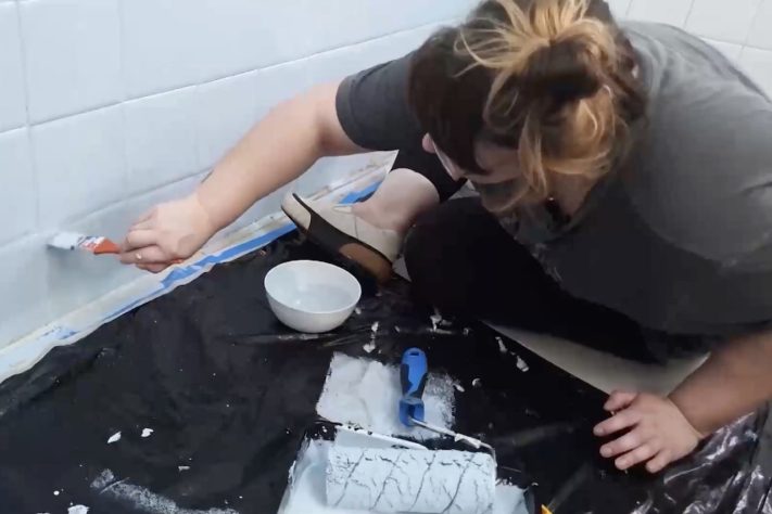 Técnica permite pintar azulejos de banheiro sem precisar de reforma pesada – Reprodução/YouTube Casa GNT