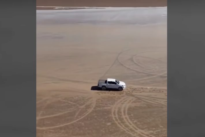 Um homem invadiu uma área protegida na Argentina com uma caminhonete 4x4 e causou estragos que podem durar um século – Divulgação/Município de Calingasta