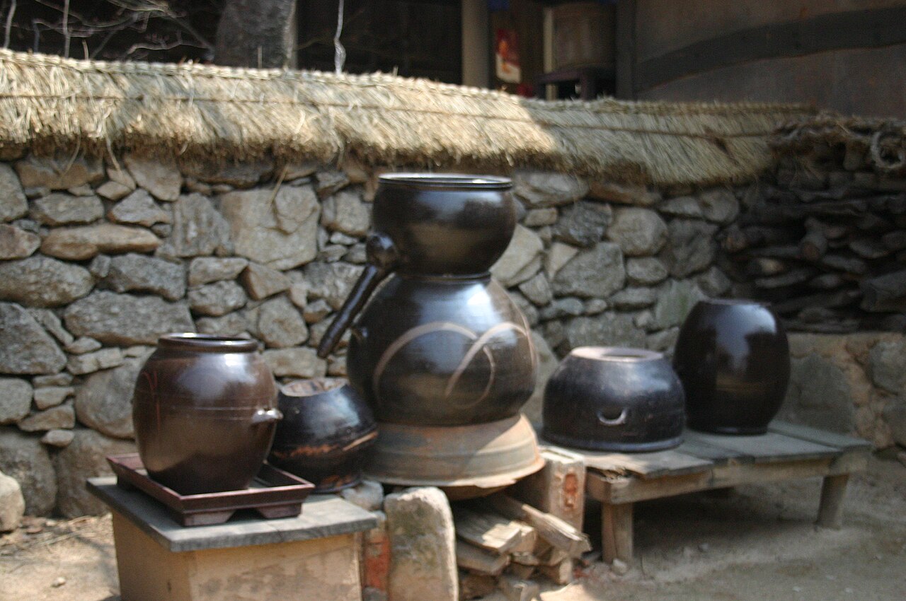O soju, por sua vez, é a bebida alcoólica mais popular da Coreia do Sul e também pertence à categoria dos destilados. Tradicionalmente feito de arroz, ele passou a ser produzido, ao longo do século 20, com diferentes fontes de amido, como batata-doce, trigo ou mandioca, especialmente após restrições ao uso do arroz em períodos de escassez. 
