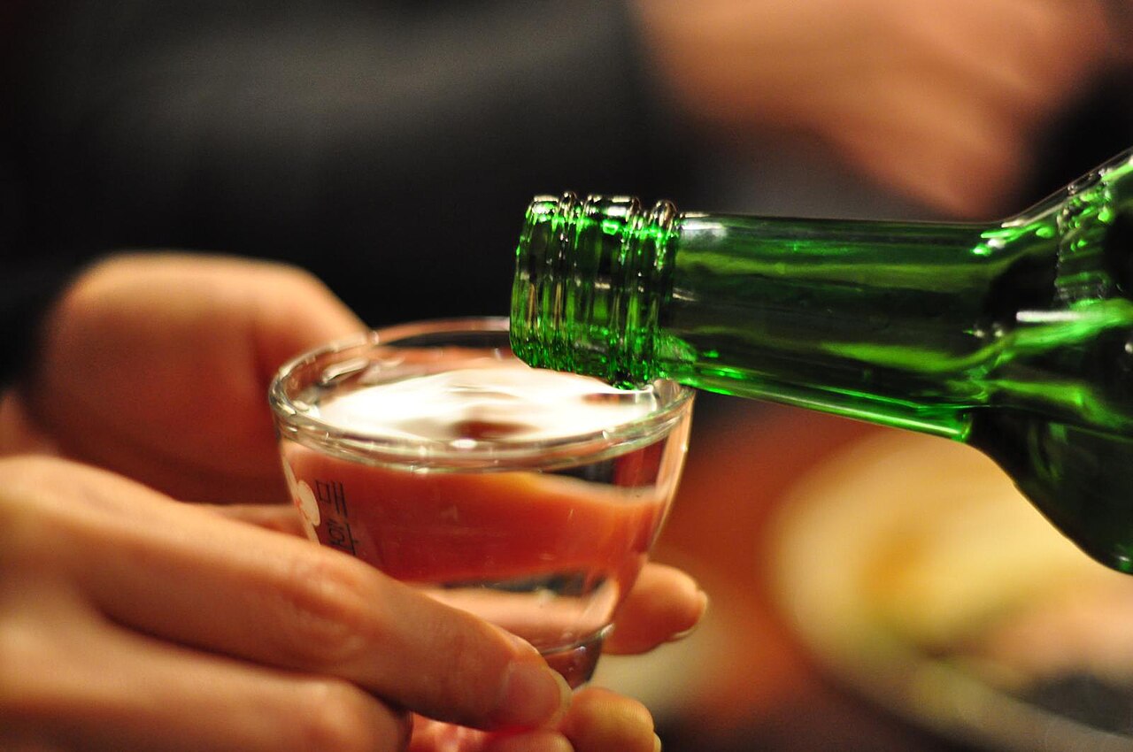 Apesar de frequentemente confundidos fora do continente asiático, shochu, saquê e soju são bebidas alcoólicas bastante distintas, tanto em sua origem quanto em processo de produção, além do perfil de sabor. As três têm raízes culturais profundas (duas no Japão e uma na Coreia do Sul) e, embora compartilhem alguns elementos históricos e técnicos, apresentam diferenças fundamentais que ajudam a explicar suas identidades próprias no cenário gastronômico e etílico mundial. 
 -  (crédito: Repository/2022 wikimedia commons)