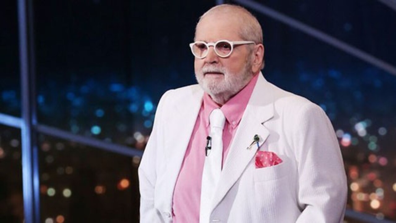 Jô Soares foi um dos maiores artistas e apresentadores da televisão brasileira. Nascido no dia 16 de janeiro de 1938, no Rio de Janeiro, ele se destacou como humorista, ator, diretor, escritor, dramaturgo e músico. Ficou famoso por programas de humor como “Viva o Gordo” e por comandar os talk shows “Jô Soares Onze e Meia” e o “Programa do Jô”.
