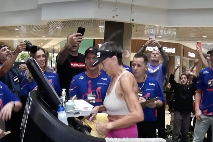 Catarinense Débora Simas quebrou o recorde mundial de corrida em esteira — Reprodução/SBT