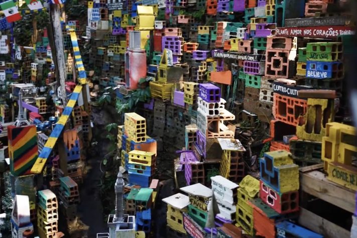 Projeto Morrinho, favela em miniatura criada por crianças do Rio de Janeiro virou obra de arte e foi parar até em exposição de Veneza – Reprodução
