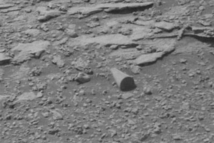 Formação rochosa de aparência metálica esculpida por ventos em Marte – NASA