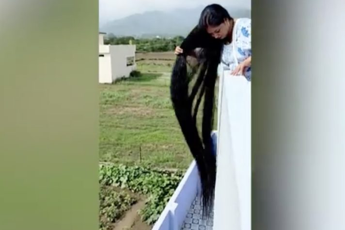 Indiana supera recorde e conquista título de mulher com cabelo mais longo do mundo – Reprodução/YouTube