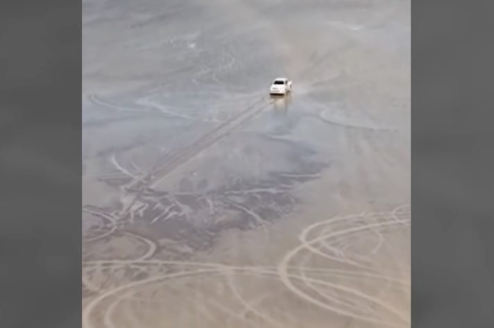 Um homem invadiu uma área protegida na Argentina com uma caminhonete 4x4 e causou estragos que podem durar um século – Divulgação/Município de Calingasta
