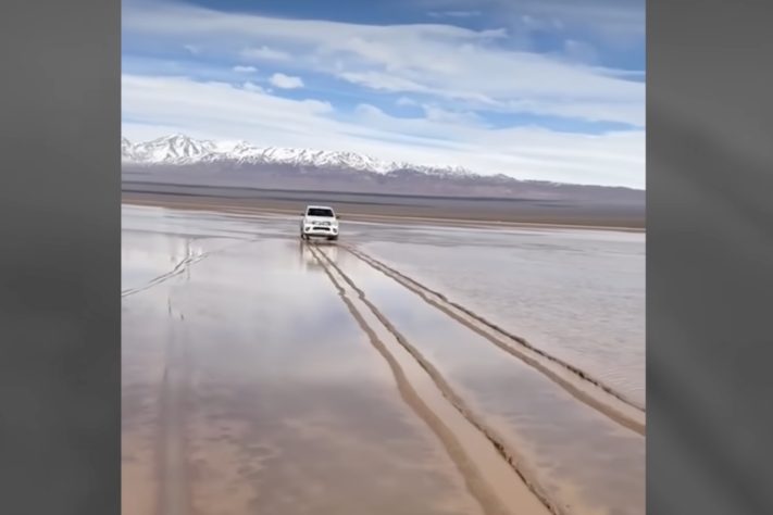 1-Um homem invadiu uma área protegida na Argentina com uma caminhonete 4x4 e causou estragos que podem durar um século – Divulgação/Município de Calingasta