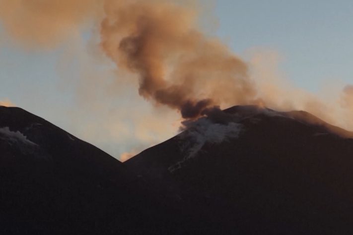 Voos de aeroporto são suspensos após erupção do Etna na Itália – Reprodução
