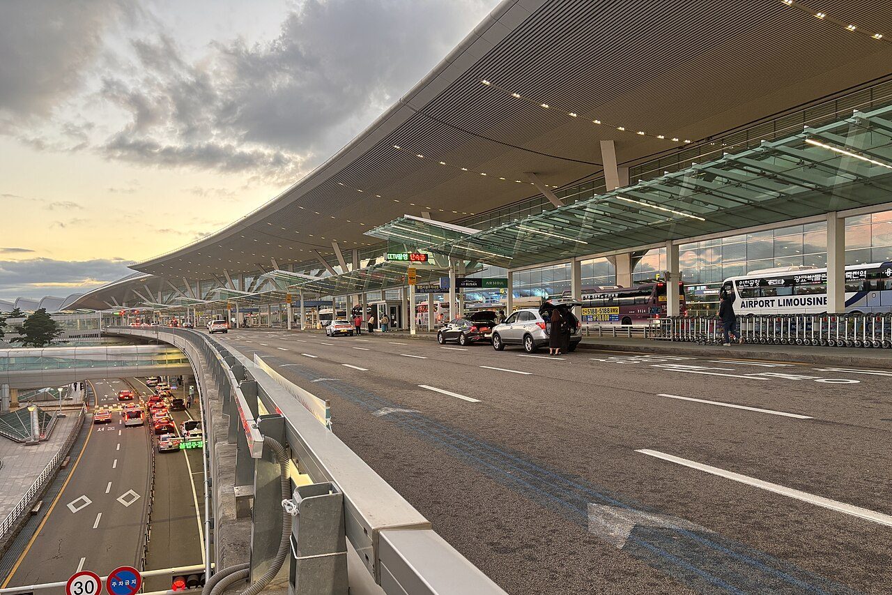 Em termos de destinos alcançados, Incheon supera hubs asiáticos famosos como o Aeroporto Internacional de Hong Kong, que atende 139 destinos internacionais, o Aeroporto de Pudong, em Xangai, que cobre 92 destinos, e o Aeroporto de Narita, em Tóquio, que se conecta a 86 lugares.