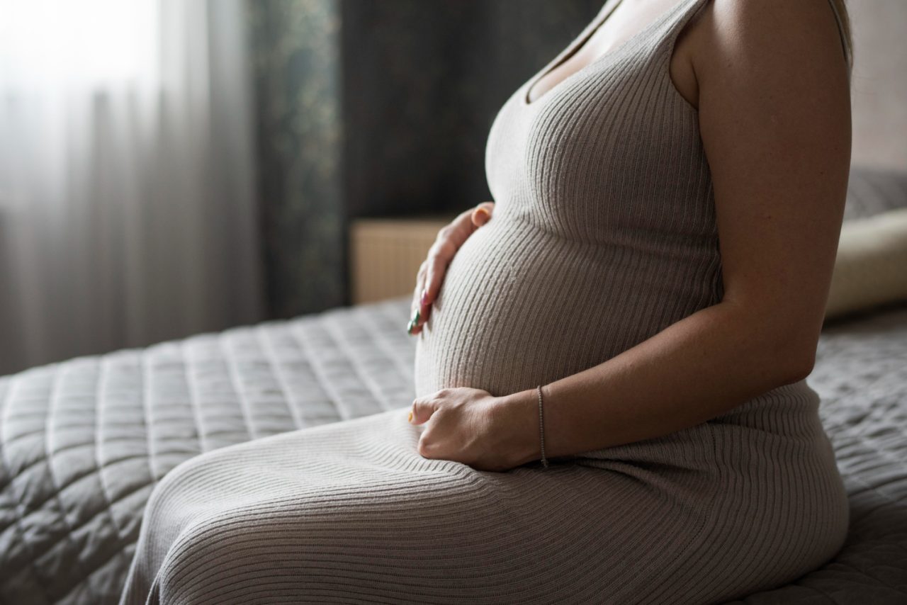 Segundo a profissional, que é membro da Comissão Nacional Especializada em Assistência Ao Abortamento, Parto e Puerpério da Febrasgo (Federação Brasileira das Associações de Ginecologia e Obstetrícia), a idade materna também exerce influência sobre a possibilidade de alterações cromossômicas.