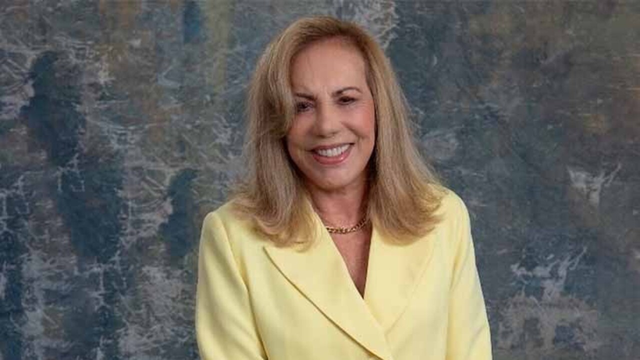 Arlete Salles nasceu em 17 de junho de 1938, em Pernambuco. Ela começou a carreira artística como locutora de rádio em Recife, antes de entrar na companhia de teatro de Barreto Júnior. Em 1967, estreou na TV Globo com a novela 