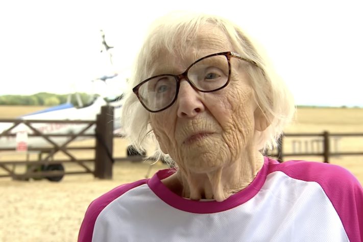 Após sofrer derrame, britânica de 97 anos se torna a mais velha do mundo a realizar acrobacias em cima de um avião – Reprodução/YouTube BBC